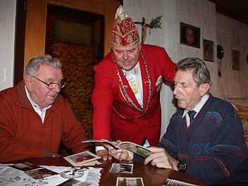 Johannes Klehr, Reinhard Ott und Siegfried Skowronek ek kramen im Archiv es Kulmbacher Faschingskomitees. Foto: Stephan Stöckel