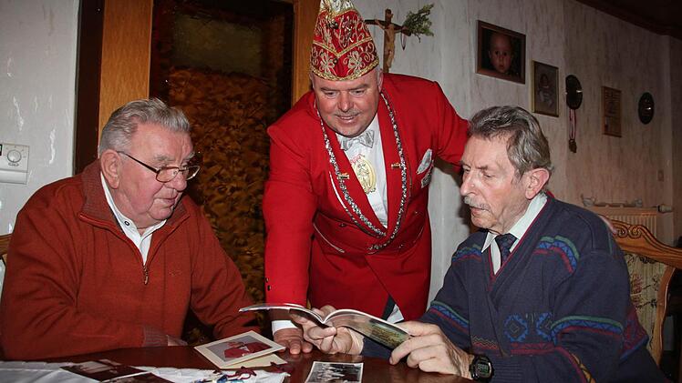 Johannes Klehr, Reinhard Ott und Siegfried Skowronek ek kramen im Archiv es Kulmbacher Faschingskomitees. Foto: Stephan Stöckel