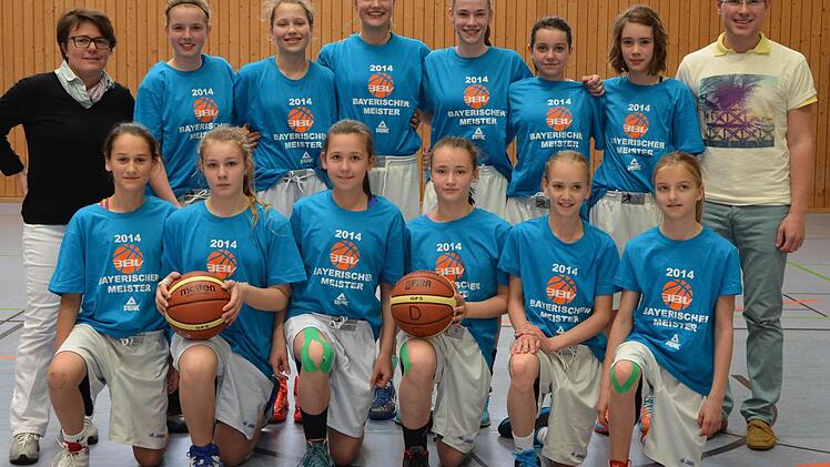 Nordbayerischer, bayerischer und jetzt auch noch südostdeutscher Meister - mehr geht in dieser Altersklasse nicht, hinten v. l.: Trainerin Petra Eichelsdörfer, Julia Betz, Kim Siebert, Magdalena Landwehr, Julia Förner, Jana Barth, Nina Kühhorn, Co-Trainer Konstantin Hammerl; vorn v. l.: Teresa Schwital, Franziska Ruß, Anna-Luisa Riedel, Marie Kapp, Eva Dorsch, Nora Hummel Foto: privat