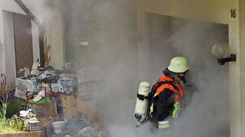 Auch aus der Haustüre quoll mächtig Rauch nach außen.