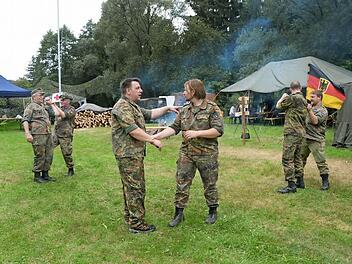 Ein Fortbildungskurs in Selbstverteidigung stand unter anderem im Blickpunkt des Reservisten Biwaks in Rothenkirchen. Christian Schmitt, Feldwebel der Reserve (vorne links) und Johannes Beständig, Hauptgefreiter der Reserve (vorne rechts) führen Befreiungsgriffe vor. Foto: Hofmann