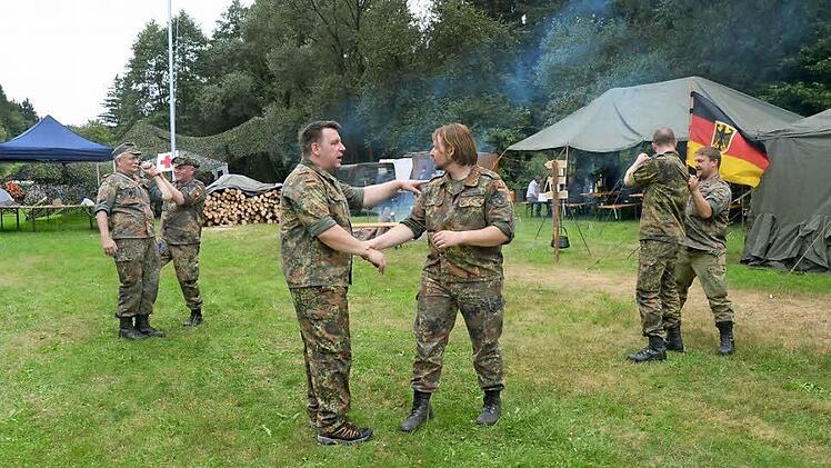 Ein Fortbildungskurs in Selbstverteidigung stand unter anderem im Blickpunkt des Reservisten Biwaks in Rothenkirchen. Christian Schmitt, Feldwebel der Reserve (vorne links) und Johannes Beständig, Hauptgefreiter der Reserve (vorne rechts) führen Befreiungsgriffe vor. Foto: Hofmann
