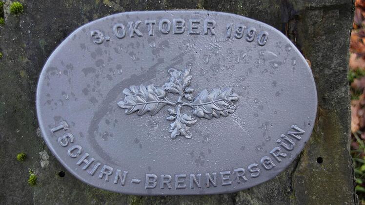 Plakette auf dem Gedenkstein am ehemaligen Grenzübergang bei Brennersgrün