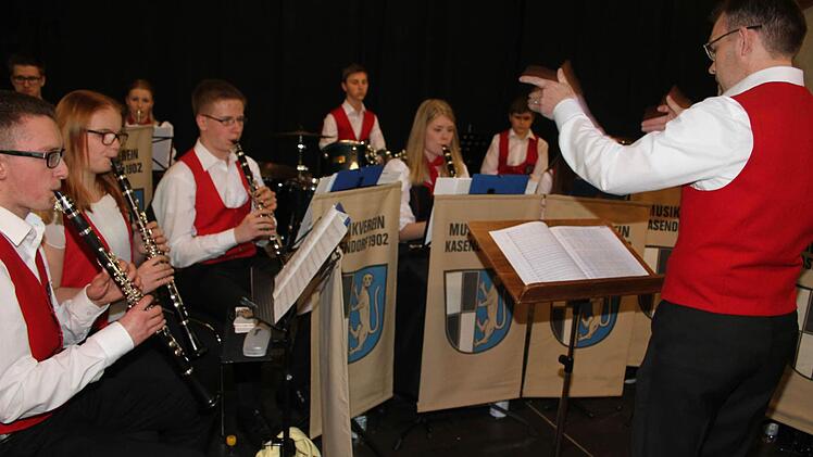 Jürgen Eschenbacher dirigiert das Jugendblasorchester. Foto: Sonja Adam