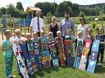 Die von den jungen Künstlern gestalteten Zaunlatten sollen in Zukunft den Garten des Heiligenstadter Hauses für Kinder verschönern.  Foto: Carmen Schwind