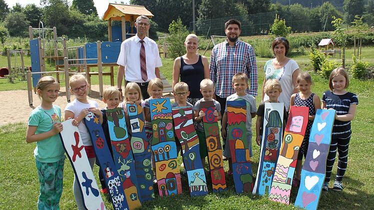 Die von den jungen Künstlern gestalteten Zaunlatten sollen in Zukunft den Garten des Heiligenstadter Hauses für Kinder verschönern.  Foto: Carmen Schwind
