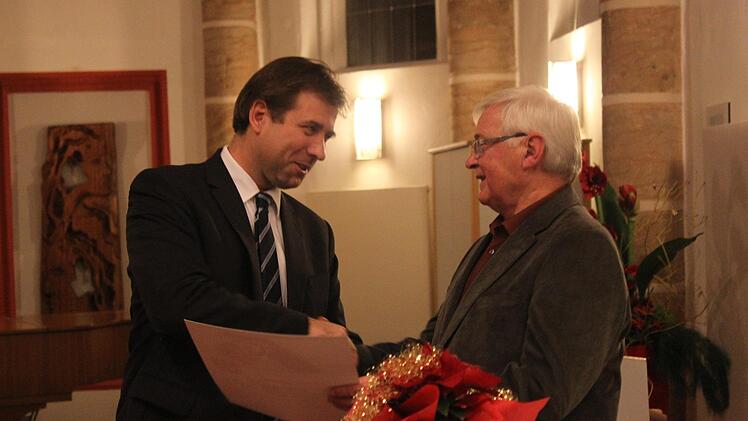 Hermann Ulm gratuliert Norbert Braun. Foto: Carmen Schwind