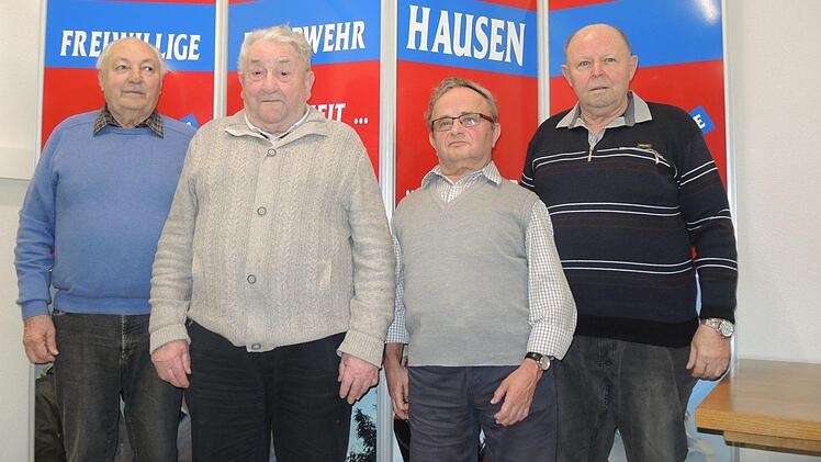 Ehrung: (von links) Martin Schmitt  ist seit 60 Jahren Mitglied im Feuerwehrverein Hausen, Ferdinand Meder seit  75 Jahren und Heinz Beck und Siegfried Markert seit 50 Jahren. Foto: Bernd Czelustek
