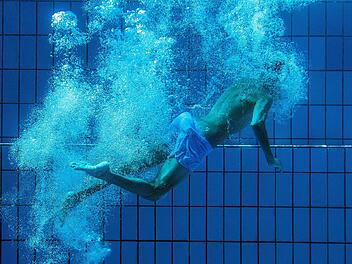 In Nordrhein-Westfalen ist am Dienstag ein sechsj&auml;hriger Junge in einem Freibad ertrunken. Symbolfoto: Federico Gambarini/dpa