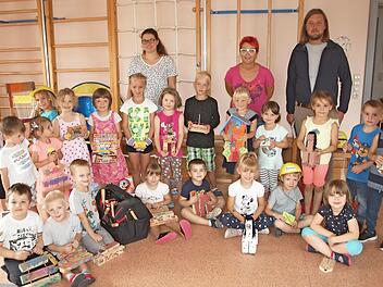 Baumeisterpate Florian Kugler, Kindergartenleiterin Ines Mai und Erzieherin Natalie Schickentanz (hinten von rechts) lobten das handwerkliche Geschick der Kinder, die voller Stolz ihre gemeinsam hergestellten Werkstücke präsentierten.  Foto: Alfred Thieret