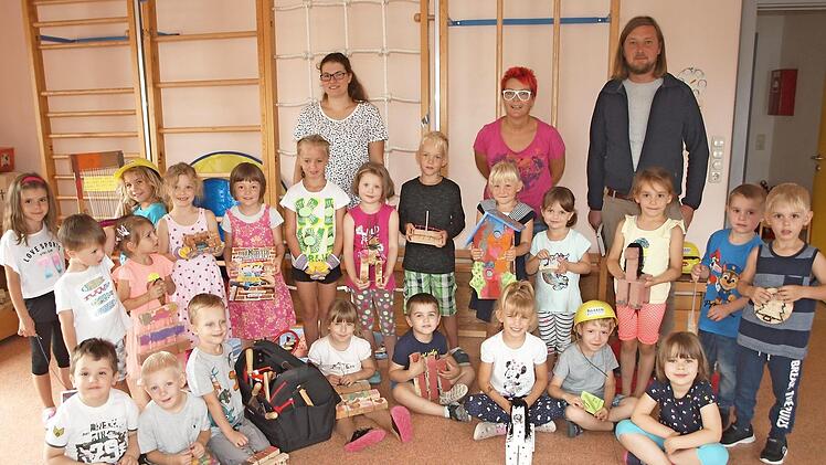 Baumeisterpate Florian Kugler, Kindergartenleiterin Ines Mai und Erzieherin Natalie Schickentanz (hinten von rechts) lobten das handwerkliche Geschick der Kinder, die voller Stolz ihre gemeinsam hergestellten Werkstücke präsentierten.  Foto: Alfred Thieret