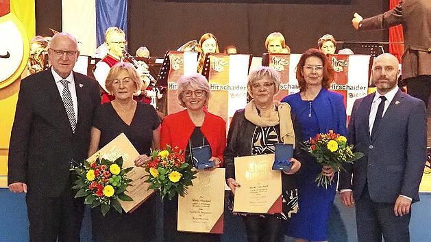 Die drei neuen Bürgermedaillen-Trägerinnen: Roswitha Dirmeier (2. v. l.), Mathilde Bergmann und Cäcilie Göller (jeweils links daneben) umrahmt von Bürgermeister Klaus Homann (l.), Zweiter Bürgermeisterin Elke Eberl (5.v. l.) und Drittem Bürgermeis...