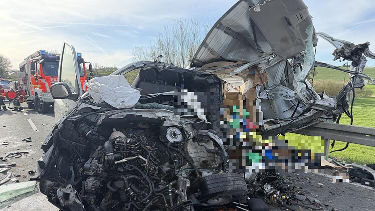 Fahrer stirbt sofort nach Aufprall: Schwerer Frontalzusammensto&szlig; auf Bundesstra&szlig;e