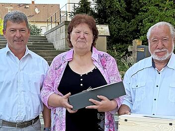 Zu ihrem 50. Ehejubil&auml;um erhielten Reiner Vogel und seine Ehefrau Rosmarie Pr&auml;sente von Gemeinde und Landrat.