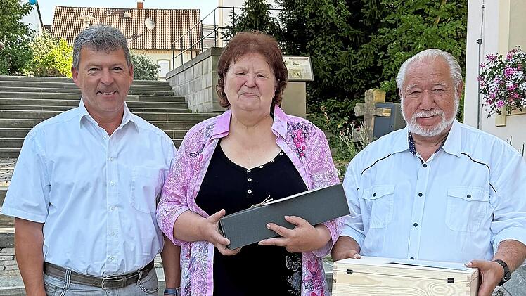 Zu ihrem 50. Ehejubil&auml;um erhielten Reiner Vogel und seine Ehefrau Rosmarie Pr&auml;sente von Gemeinde und Landrat.