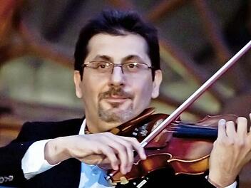 Geigenvirtuose mit klangvollem Ton: Gyula Mezei. Als Konzertmeister leitete er das Serenadenkonzert der Sommeroperette vor dem ehemaligen Jagdschloss. Fotos: Jochen Berger