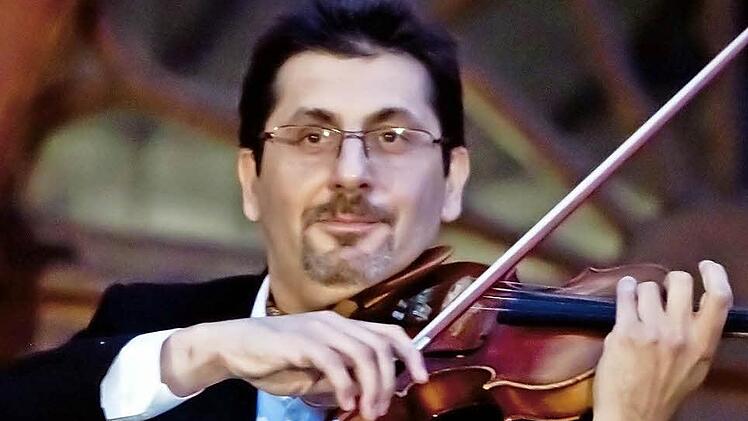 Geigenvirtuose mit klangvollem Ton: Gyula Mezei. Als Konzertmeister leitete er das Serenadenkonzert der Sommeroperette vor dem ehemaligen Jagdschloss. Fotos: Jochen Berger