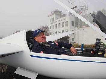 Nicht nur wegen der Nebelschwaden: Pilot Horst Hauser darf das Segelflugzeug in Kitzingen derzeit nicht abheben lassen. Foto: Diana Fuchs