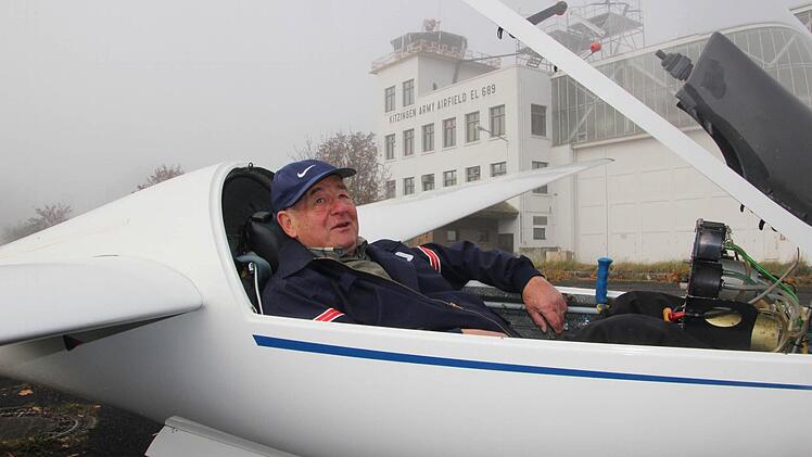 Nicht nur wegen der Nebelschwaden: Pilot Horst Hauser darf das Segelflugzeug in Kitzingen derzeit nicht abheben lassen. Foto: Diana Fuchs