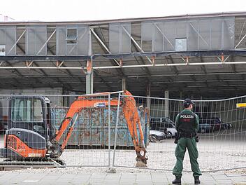 Niemand durfte ohne Kontrolle heraus und herein: Polizeiabsperrung auf dem Schaeffler-Baugelände zwischen Lichtenhaide- und Jäckstraße.  Foto: riegerPress