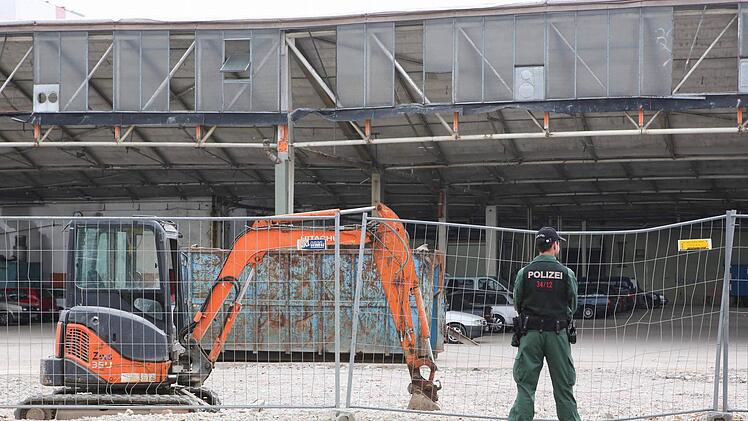 Niemand durfte ohne Kontrolle heraus und herein: Polizeiabsperrung auf dem Schaeffler-Baugelände zwischen Lichtenhaide- und Jäckstraße.  Foto: riegerPress
