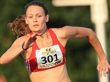 Anna Dupke setzt zu einem gewaltigen Satz an, der ihr bei der süddeutschen U23-Meisterschaft Bronze im Dreisprung einbringt.