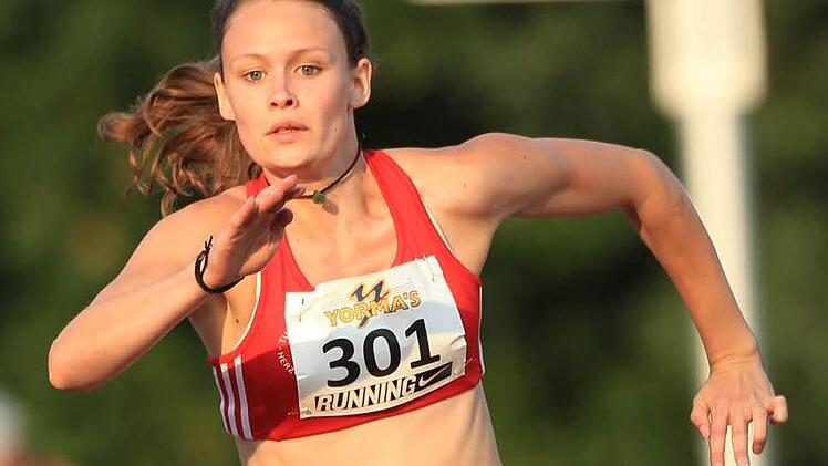 Anna Dupke setzt zu einem gewaltigen Satz an, der ihr bei der süddeutschen U23-Meisterschaft Bronze im Dreisprung einbringt.