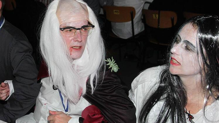 Klasse Kostümierung! Auch Draculas möchten im Fasching schunkeln: Erster Bürgermeister Wolfgang Desel und seine Lebensgefährtin Ulrike. Foto: Bertram Wagner