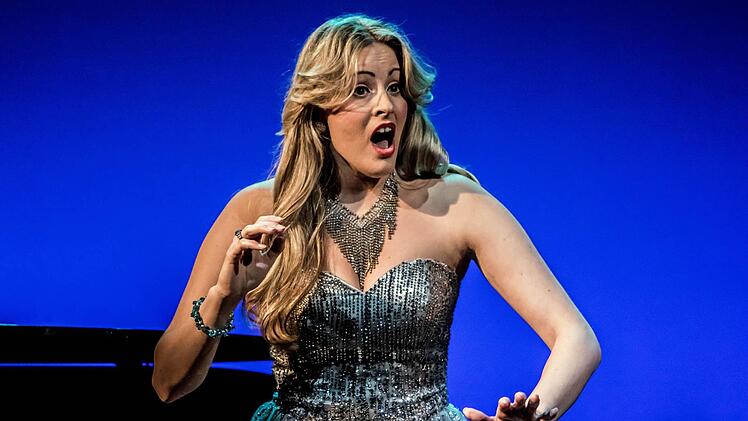 "Tränen der Bühne": Michaela Katráková gestaltete einen Opernabend in der Coburger Reithalle. Foto: Jochen Berger