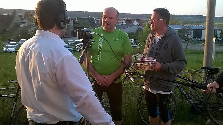 Christin Enz (von links) von Karpfen-TV interviewt den Uehlfelder Bürgermeister Werner Stöcker und dessen Adelsdorfer Amtskollegen Karsten Fischkal.  Foto: privat