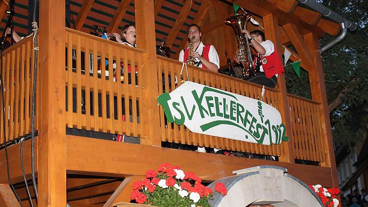 Die Kapelle Dreifrankeneck spielte im Pavillon. Foto: Evi Seeger