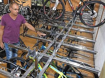 Zum Teil hat Werkstattleiter Michael Bornschlegl den Verkaufsraum der Lebenshilfe schon wieder aufgefüllt. Der Verlust von 50 hochwertigen Bikes ist ein herber Verlust für den gemeinnützigen Verein - trotz Diebstahlversicherung.   Fotos: Ronald Rinklef