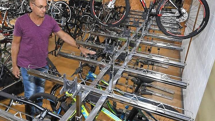Zum Teil hat Werkstattleiter Michael Bornschlegl den Verkaufsraum der Lebenshilfe schon wieder aufgefüllt. Der Verlust von 50 hochwertigen Bikes ist ein herber Verlust für den gemeinnützigen Verein - trotz Diebstahlversicherung.   Fotos: Ronald Rinklef