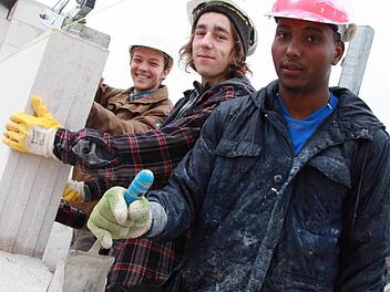 Es ist ihr Projekt: Kevin Scheuplein, Julian Anders und Mohammed Riad Tajudeen Hussen bauen zusammen mit ihren fünf Azubi-Kollegen das Haus von Sebastian Kiesel. Fotos: Carmen Schmitt