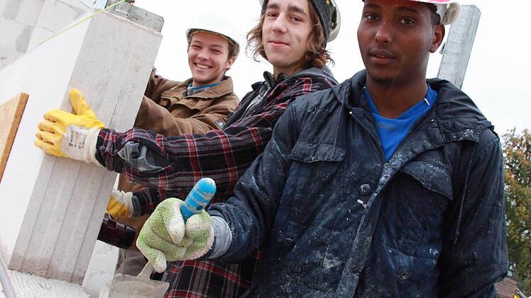 Es ist ihr Projekt: Kevin Scheuplein, Julian Anders und Mohammed Riad Tajudeen Hussen bauen zusammen mit ihren fünf Azubi-Kollegen das Haus von Sebastian Kiesel. Fotos: Carmen Schmitt