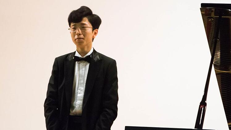 Jüngster des Quartetts war der 18-jährige chinesische Pianist Ziyn Liu, der das Coburger Publikum mit Chopin und Liszt zu Beifallsstürmen hinriss.Foto: Jochen Berger