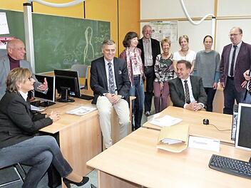 Oberstudienrat Marco Stumpf (rechts) erläutert der BLLV-Präsidentin Simone Fleischmann (links sitzend) die Arbeitsweise der Übungsfirma in der Wirtschaftsschule.  Foto: Werner Reißaus