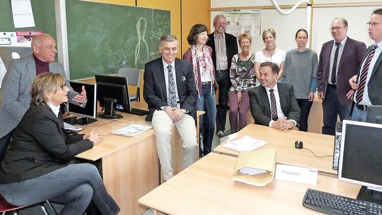 Oberstudienrat Marco Stumpf (rechts) erläutert der BLLV-Präsidentin Simone Fleischmann (links sitzend) die Arbeitsweise der Übungsfirma in der Wirtschaftsschule.  Foto: Werner Reißaus