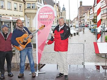 Peter "Fuffy" Schmitt, Alexander Müller und Bürgermeister Hennemann (von links) stimmten ein Bürgerrechtler-Lied an und in der Überzeugung überein: "Rassisten sollen bei uns keine Chance haben."  Foto: Ralf Kestel