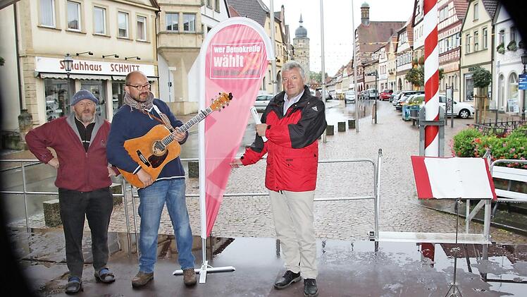 Peter "Fuffy" Schmitt, Alexander Müller und Bürgermeister Hennemann (von links) stimmten ein Bürgerrechtler-Lied an und in der Überzeugung überein: "Rassisten sollen bei uns keine Chance haben."  Foto: Ralf Kestel