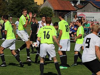 Das Bollwerk hält: Unser Bild zeigt die Riedenberger (von links) Thomas Vorndran, Philipp Dorn, Vincenz Schaab, Lukas Hergenröther und Paul Konopka beim Verteidigen.Sebastian Schmitt