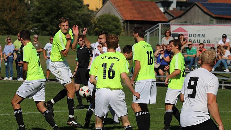 Das Bollwerk hält: Unser Bild zeigt die Riedenberger (von links) Thomas Vorndran, Philipp Dorn, Vincenz Schaab, Lukas Hergenröther und Paul Konopka beim Verteidigen.Sebastian Schmitt