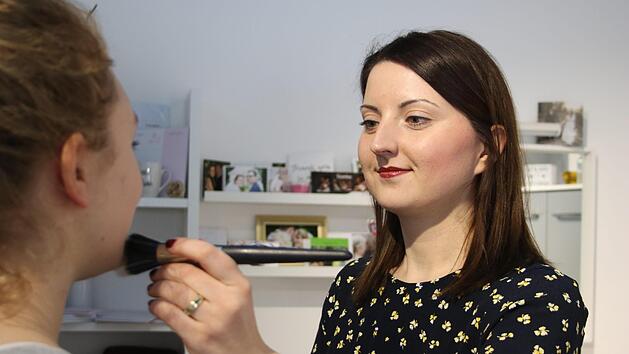 Stefanie Semmelroch ist gelernte Friseurin und Visagistin.Mirjam Stumpf