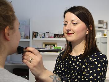 Stefanie Semmelroch ist gelernte Friseurin und Visagistin.Mirjam Stumpf