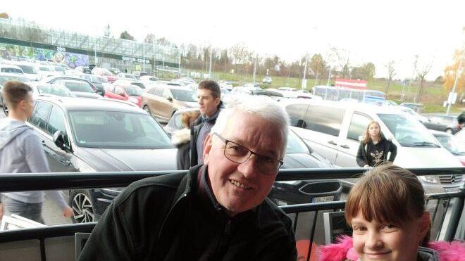 Madleen Wagner mit Opa Werner