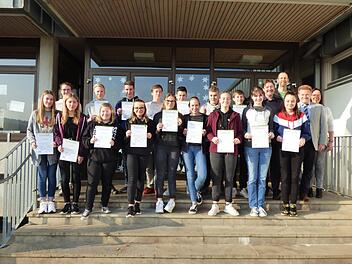 17 Neuntklässler der Mittelschule Maßbach wurden für ihren 2jährigen Lotsendienst geehrt von Schulleiter Georg Göbel, Bürgermeister Matthias Klement, Verkehrserzieher Matthias Kleren und Lotsenbetreuerin Annabell Fleischmann. Foto: Anneliese Albert