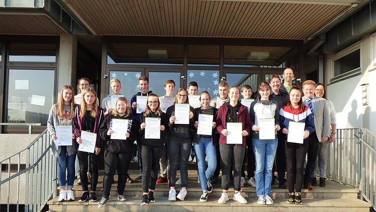 17 Neuntklässler der Mittelschule Maßbach wurden für ihren 2jährigen Lotsendienst geehrt von Schulleiter Georg Göbel, Bürgermeister Matthias Klement, Verkehrserzieher Matthias Kleren und Lotsenbetreuerin Annabell Fleischmann. Foto: Anneliese Albert