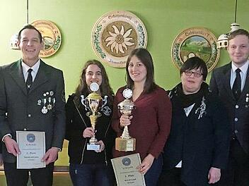 Bei der Preisverteilung, von links: Gausch&uuml;tzenmeister Klaus Jentsch, Sportleiter und Zweitplatzierter beim Vereinspokal, Martin Schramm, die Siegerin beim Jugendpokal und Drittplatzierte beim Vereinspokal, Anne Seifert, die Siegerin beim Damenpokal und Vereinspokal, Kerstin Gagel, die Sch&uuml;tzenliesel und Drittplatzierte beim Damenpokal, Anja Deschner, der Jugendleiter und Drittplatzierte beim Jugendpokal, Andreas B&auml;tz, sowie der B&uuml;rgermeister der Marktgemeinde Maroldsweisach, Wolfram Thein  F...