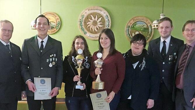 Bei der Preisverteilung, von links: Gausch&uuml;tzenmeister Klaus Jentsch, Sportleiter und Zweitplatzierter beim Vereinspokal, Martin Schramm, die Siegerin beim Jugendpokal und Drittplatzierte beim Vereinspokal, Anne Seifert, die Siegerin beim Damenpokal und Vereinspokal, Kerstin Gagel, die Sch&uuml;tzenliesel und Drittplatzierte beim Damenpokal, Anja Deschner, der Jugendleiter und Drittplatzierte beim Jugendpokal, Andreas B&auml;tz, sowie der B&uuml;rgermeister der Marktgemeinde Maroldsweisach, Wolfram Thein  F...
