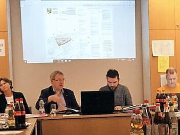 Klaus Schumann und Sebastian Pleyer vom Planungsbüro Wittmann, Valier & Partner erläuterten die eingegangenen Stellungnahmen zum Bebauungsplan "Ackerlänge IV". Foto: Richard Sänger